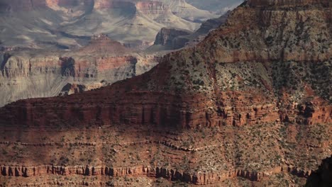 una larga cacerola del gran cañón, con las sombras de las nubes en la superficie de la roca