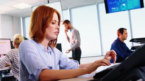 mujer ejecutiva trabajando en la computadora en el escritorio