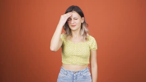mujer joven con dolor de cabeza.