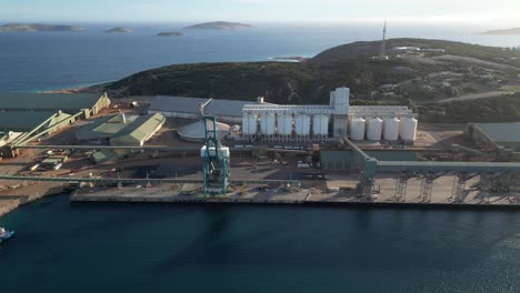 Zona-Portuaria-Con-Silos-Para-Almacenamiento-De-La-Industria-De-Cereales,-Ciudad-De-Esperance-Al-Atardecer,-Australia-Occidental