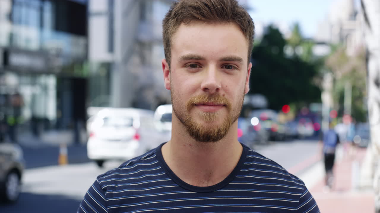 un joven guapo respondiendo a la pregunta