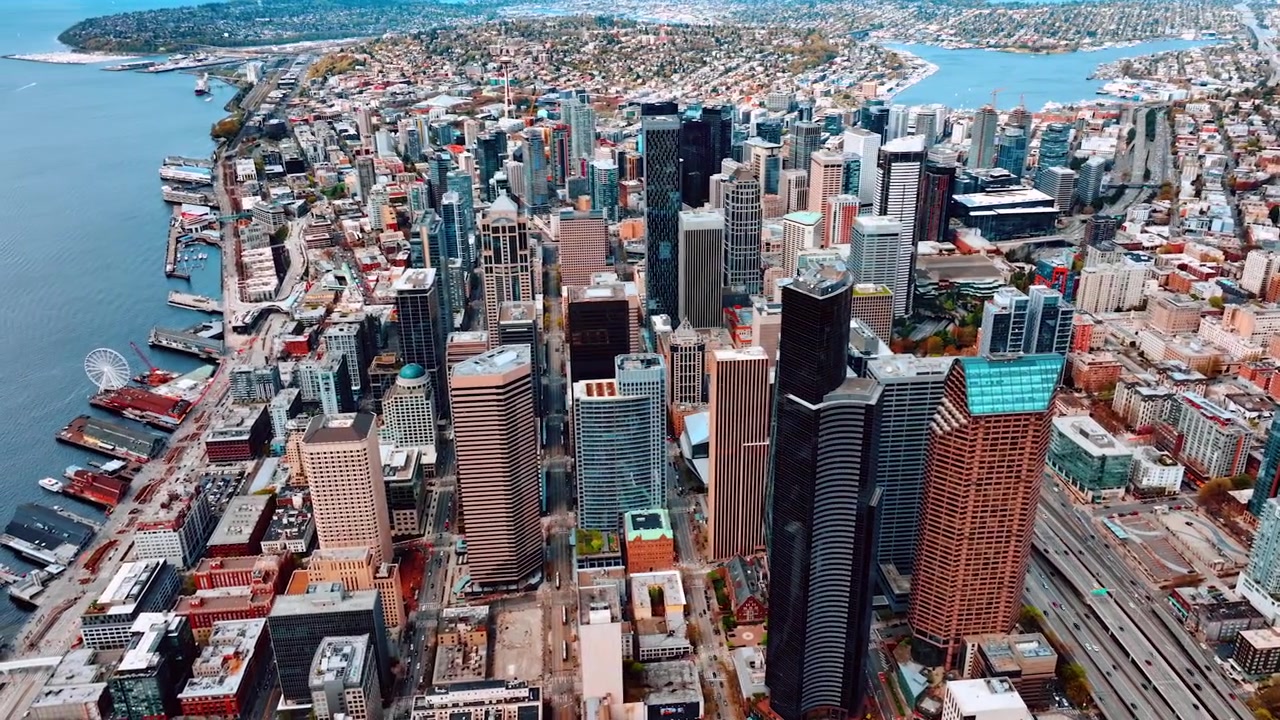 Enorme e densa paisagem urbana de Seattle, Estado de Washington, EUA durante o dia. Arranha-céus se destacam na paisagem da metrópole. Vista superior.