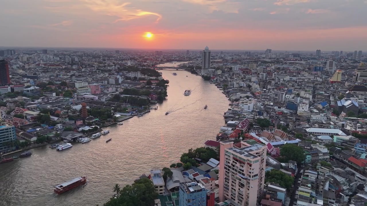 バンコク市街を流れるチャオプラヤ川の空撮夕景