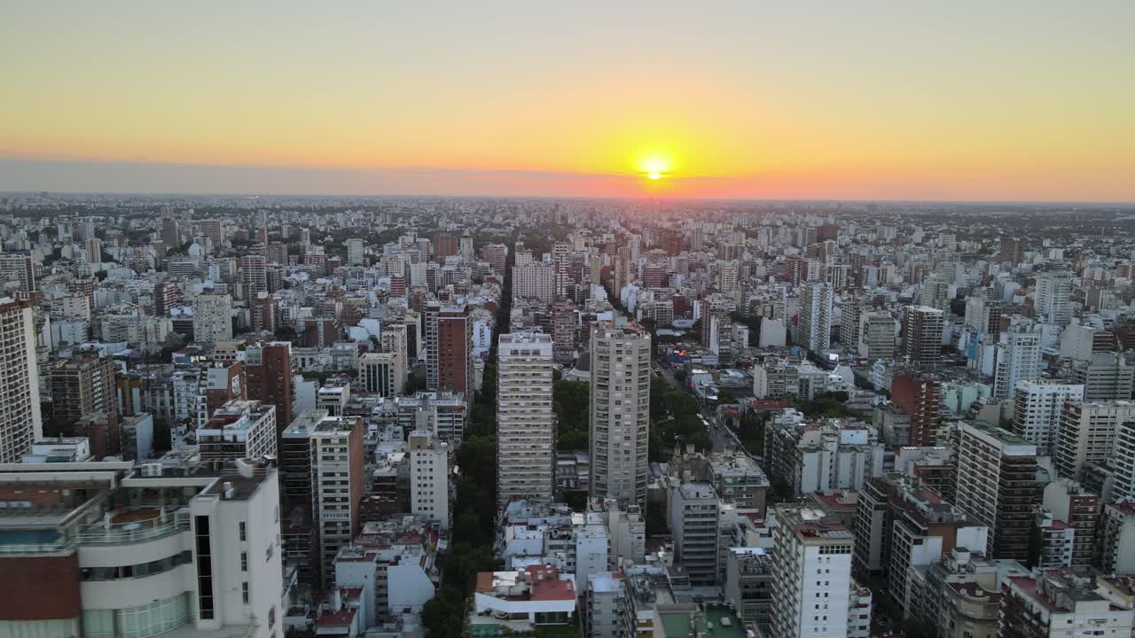 pista aérea a la derecha de los edificios y rascacielos del barrio de belgrano al atardecer con sol brillante en el fondo, buenos aires, argentina