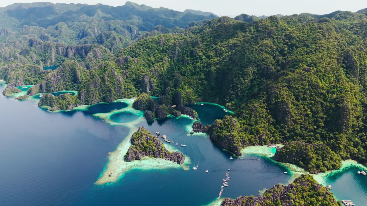 Türkise Lagunen und üppige Klippen von Coron erschaffen eine tropische Paradieskulisse