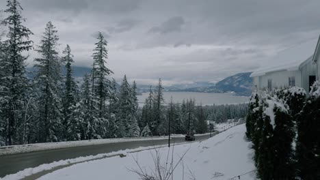 Camión-Negro-Conduciendo-Por-Una-Carretera-Curva-Y-Nevada-En-Salmon-Arm,-Columbia-Británica,-Canadá