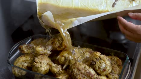 deleite culinario mientras una persona vierte salsa salada sobre suculentos pedazos de pollo, preparando tentadoramente una comida deliciosa, personificando la esencia del arte culinario y la cocina