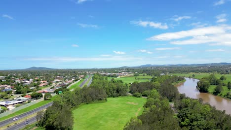 Imágenes-De-Drones-Que-Muestran-El-Tráfico-En-La-Autopista-Logan-En-El-Sureste-De-Queensland,-Cerca-De-Brisbane,-Panorámica-Hacia-El-Sur-A-Través-Del-Río-Logan-Hacia-Bethania.