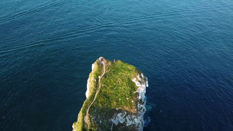 tiro de drone hacia abajo del castillo de kinbane en el condado de antrim, irlanda del norte