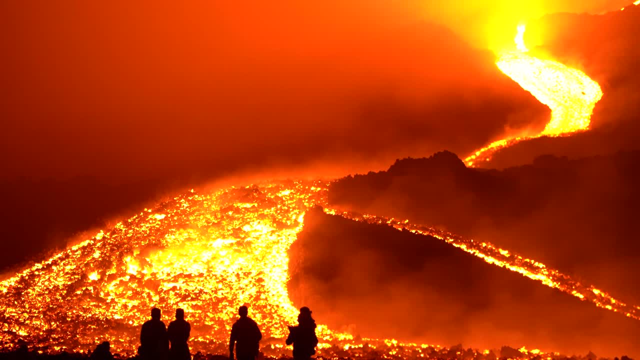volcán de pacaya con lava fluyendo
