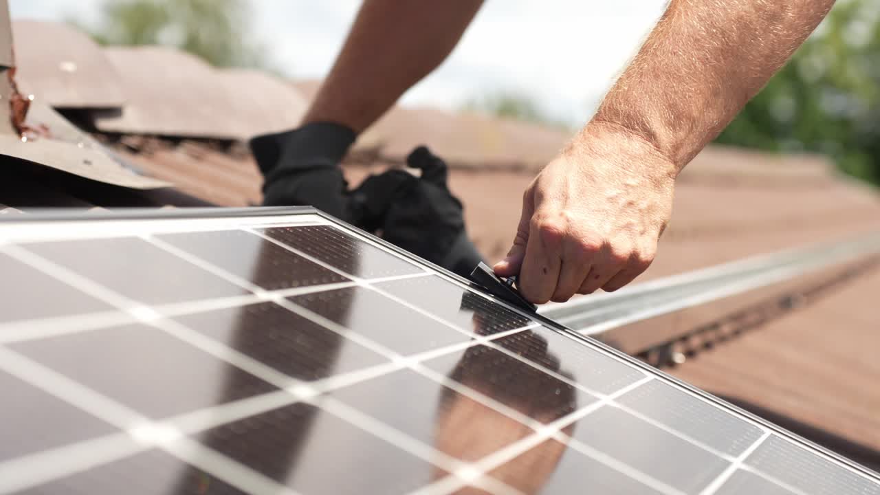 mecánico instalando panel solar para generar energía renovable, cerrar