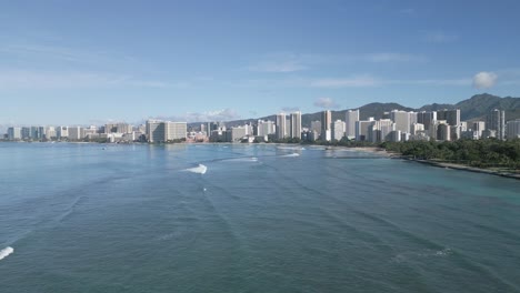 Drone-Volando-Sobre-El-Paisaje-De-La-Playa-Del-Océano-Oahu-En-Hawaii