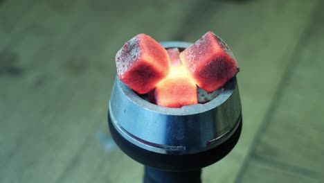 carbón brillante en un cuenco de shisha