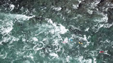 kayak en los rápidos del río, vista aérea de alto ángulo de personas en kayaks en futaleufú, patagonia, chile