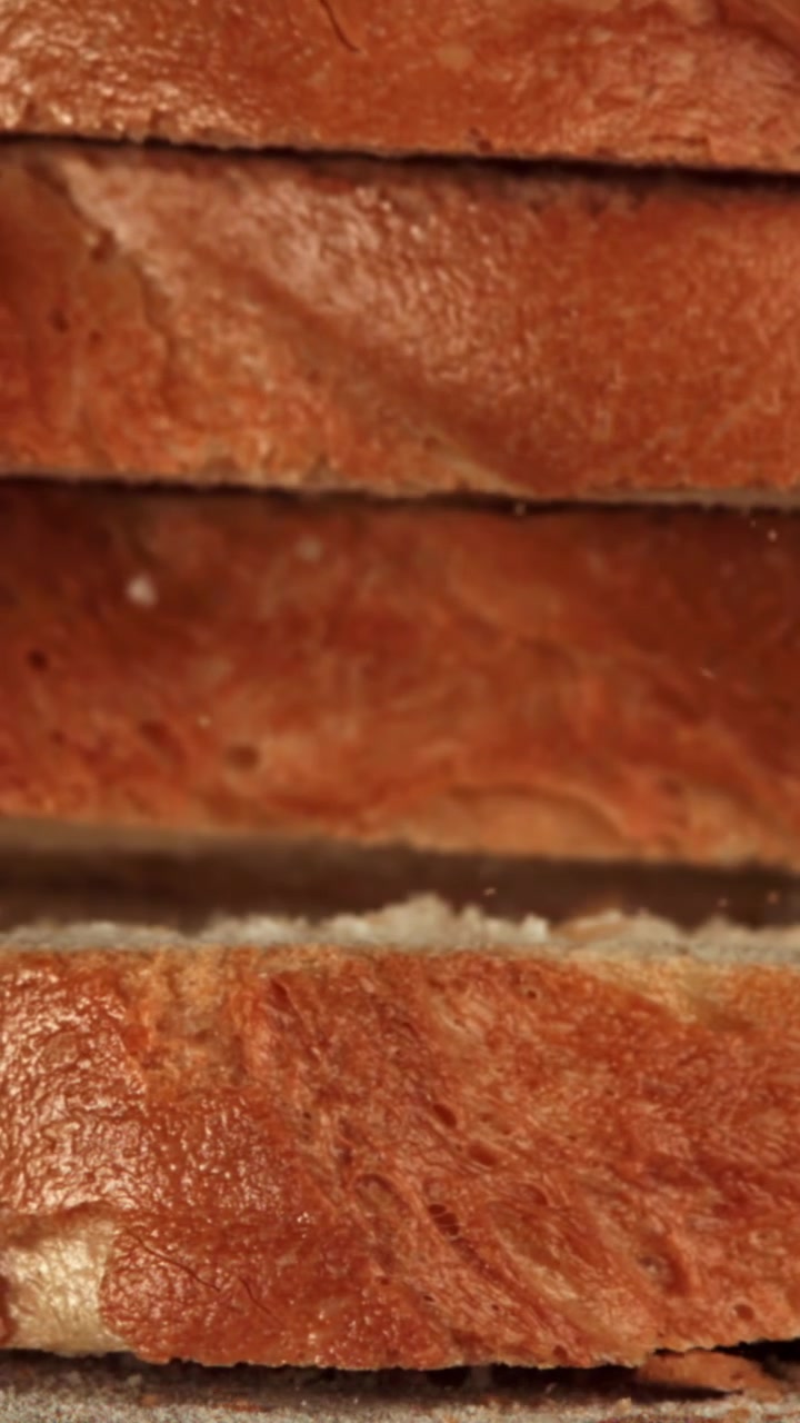 Primo piano di fette di pane dorate che cadono e si impilano