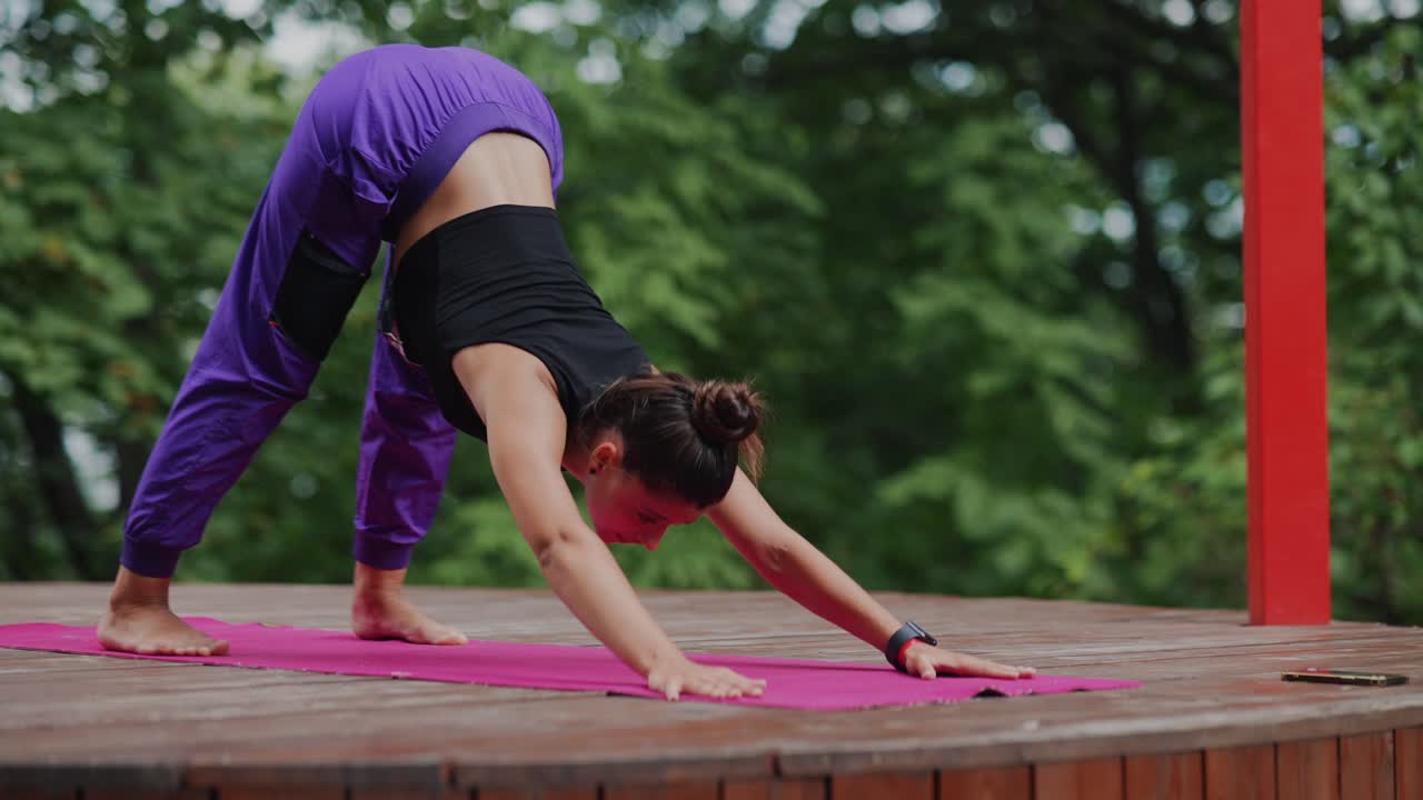 Donna che pratica yoga all'aperto