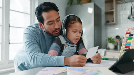 Ayuda-Escolar-En-Casa,-Padre-E-Hijo-Con-La-Lectura