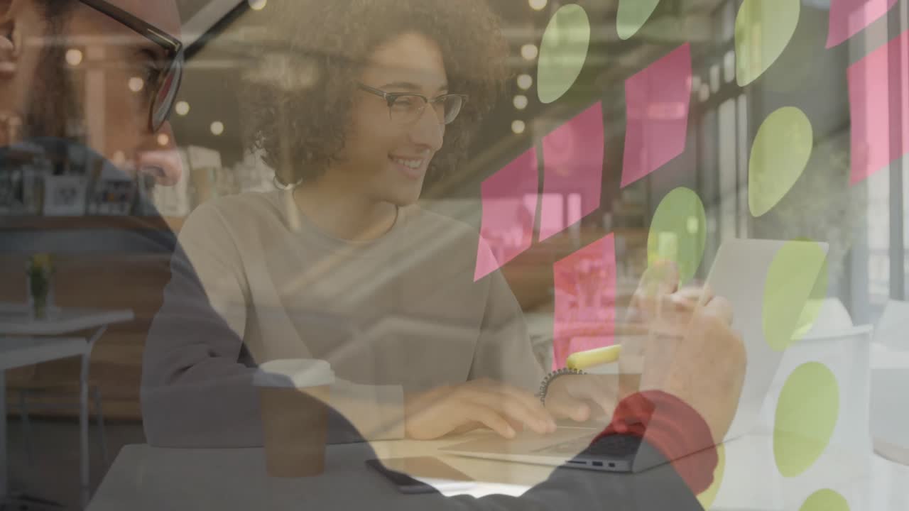 animación de una mujer sonriente usando una computadora portátil en un café, durante una tormenta de ideas, un hombre de negocios escribiendo notas