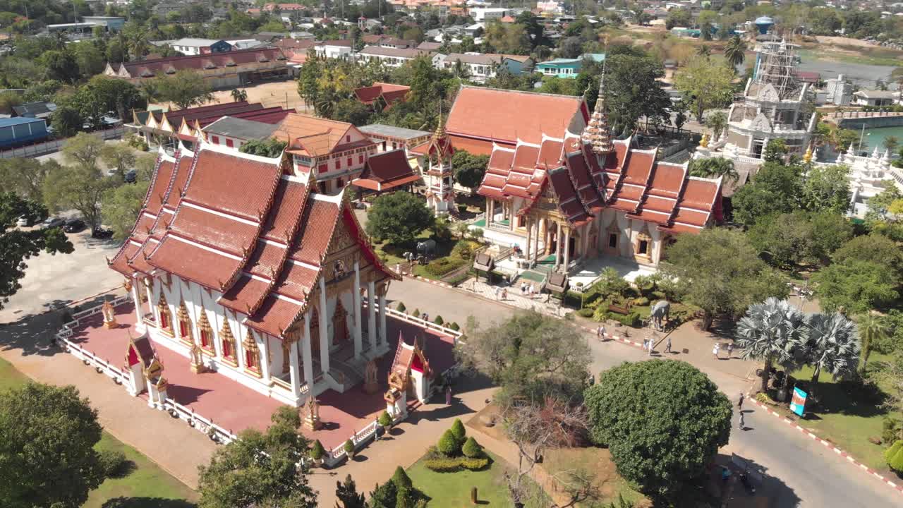 vista aérea de la encuesta de los terrenos y santuarios del templo de chalong en phuket, tailandia - toma panorámica aérea de ángulo bajo