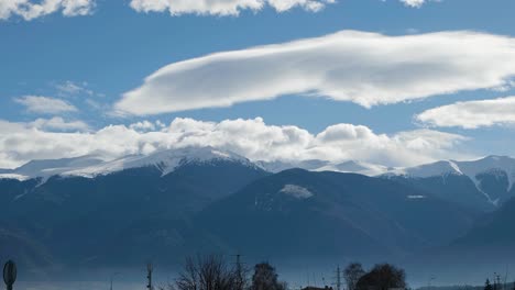 timelapse de montaña con hermosas nubes