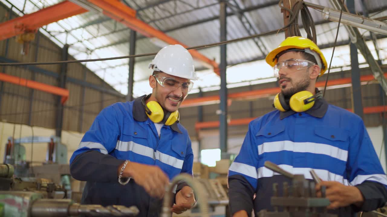 ingeniero de fábrica mide tubos de acero utilizando una pinza de vernier. máquina de comprobación o mantenimiento. uso de casco de seguridad y gafas durante el trabajo. equipo de inspector de trabajadores. industrial y tecnología