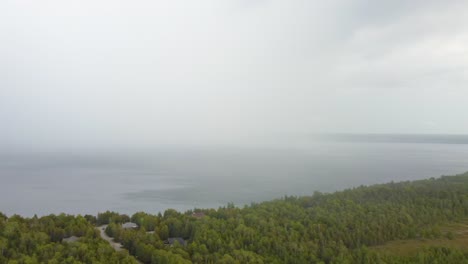 nubes de lluvia brumosas que fluyen sobre el bosque en la península de bruce, vista aérea