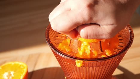 exprimir el jugo de naranja a mano