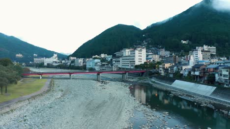 4k-Aéreo-Gero-Onsen,-Gifu-Japón