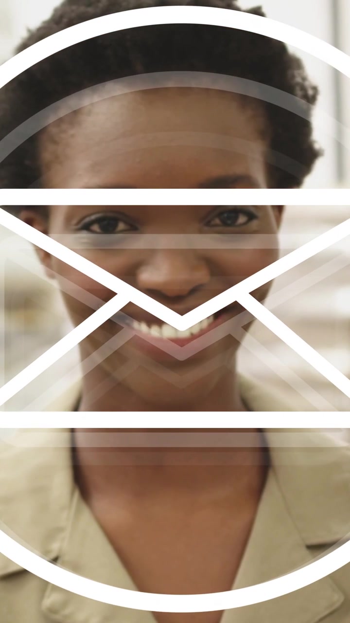 Video verticale: Donna che scrive su un quaderno con un overlay di email che appare, alza lo sguardo e sorride al messaggio