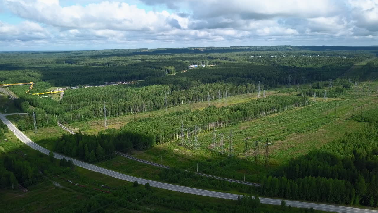 전기 전선과 도로가 있는 숲 풍경의 공중 사진