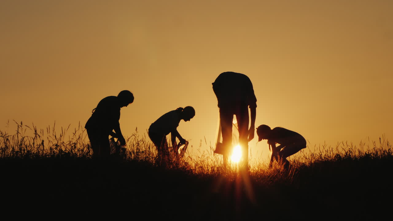 한 무리의 사람들이 그림 같은 장소의 깨끗한 환경 공동에서 빈터에서 가정용 쓰레기를 청소합니다.