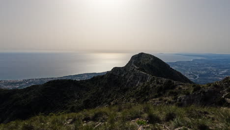 4k hermosa vista del pico de la montaña y el mirador de la concha, marbella, españa en un día claro y soleado