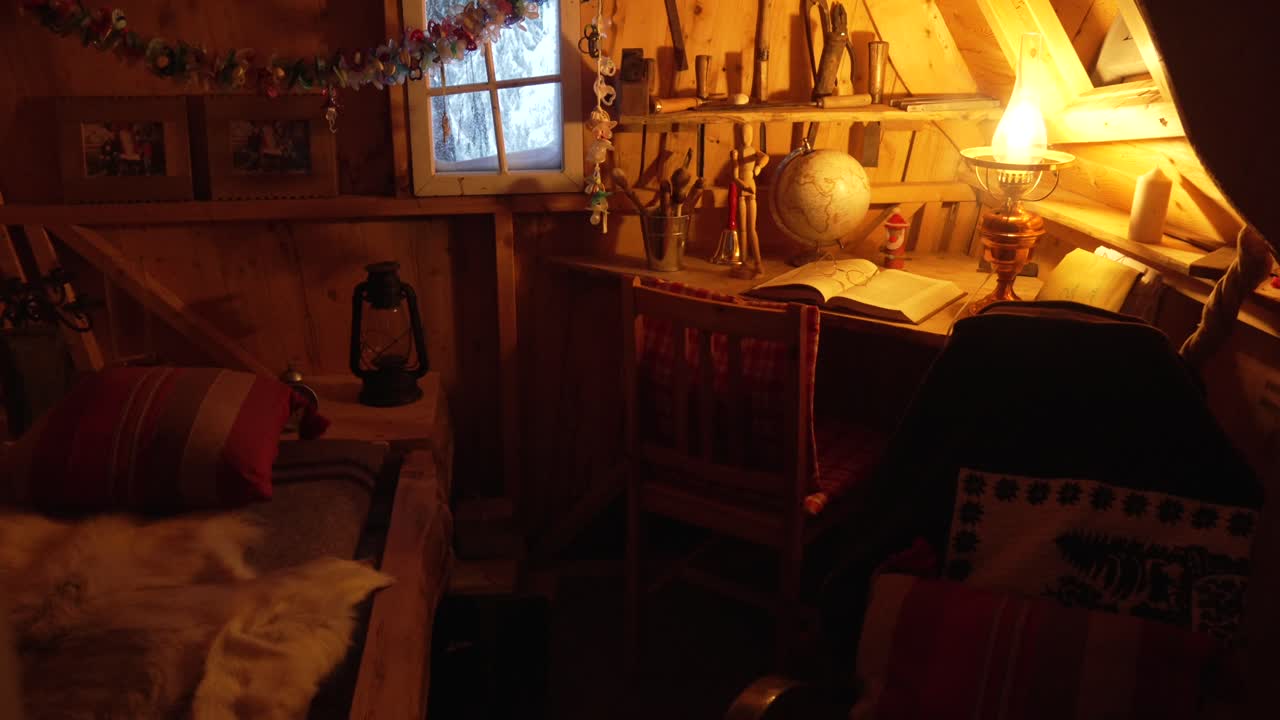 Accogliente baita in legno, camera da letto interna, luce calda, scrivania creativa con libro aperto