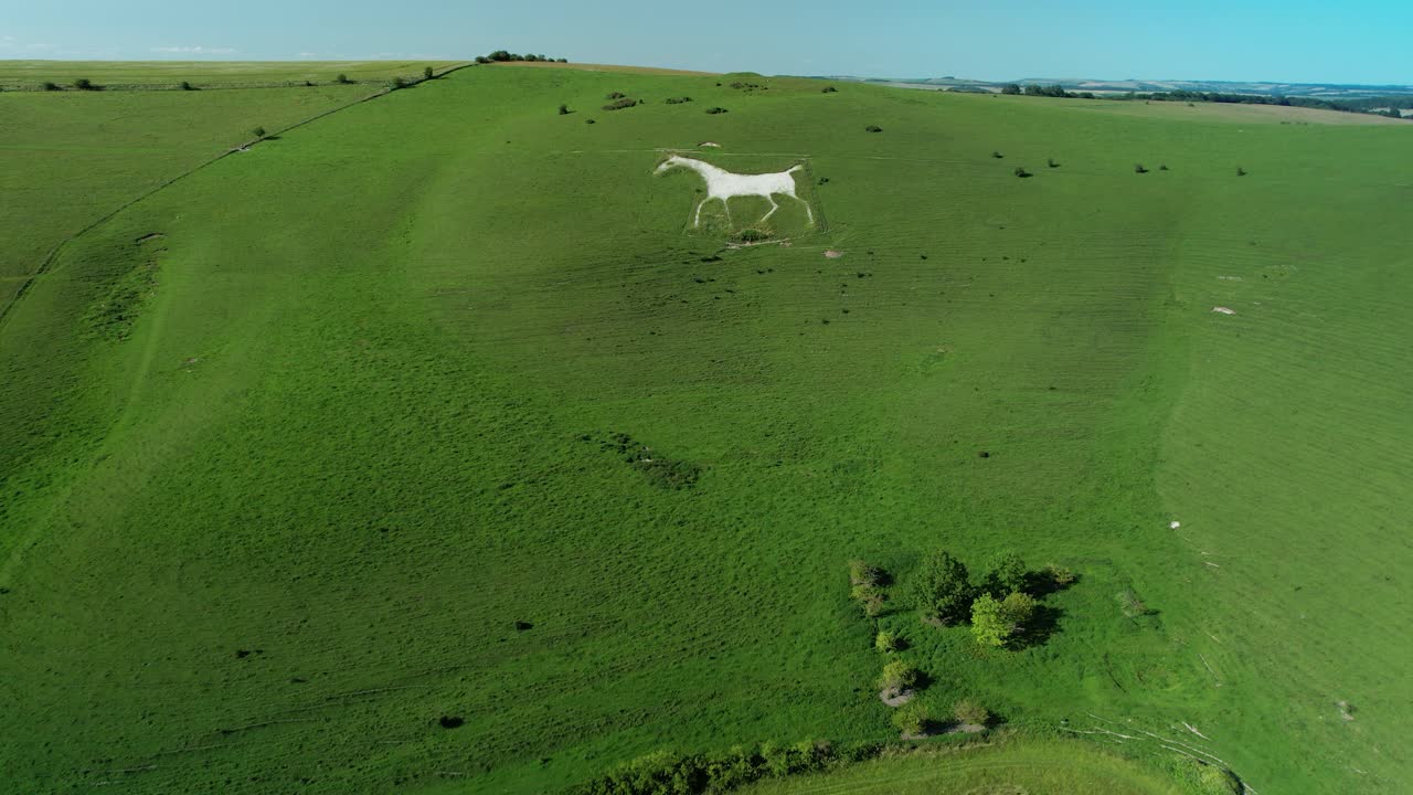 alton barnes는 농지 랜드마크를 향한 백마 분필 예술 시골 조감도를 샅샅이 뒤졌습니다.