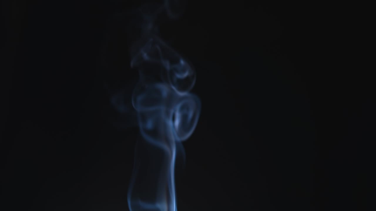 Fumo atmosferico effetto nebbia 4K. Fumo al rallentatore su sfondo nero. Fumo bianco che fluttua lentamente nello spazio su sfondo nero