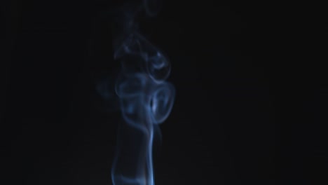 humo atmosférico efecto de niebla 4k. humo a cámara lenta sobre fondo negro. humo blanco flotando lentamente por el espacio contra fondo negro