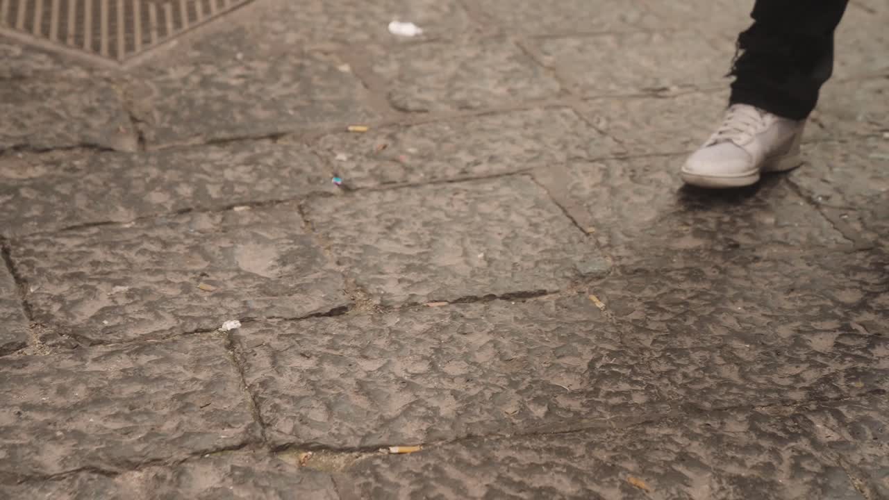 도시 거리 에서 축구 를 하는 청소년 들, 가까운 시야