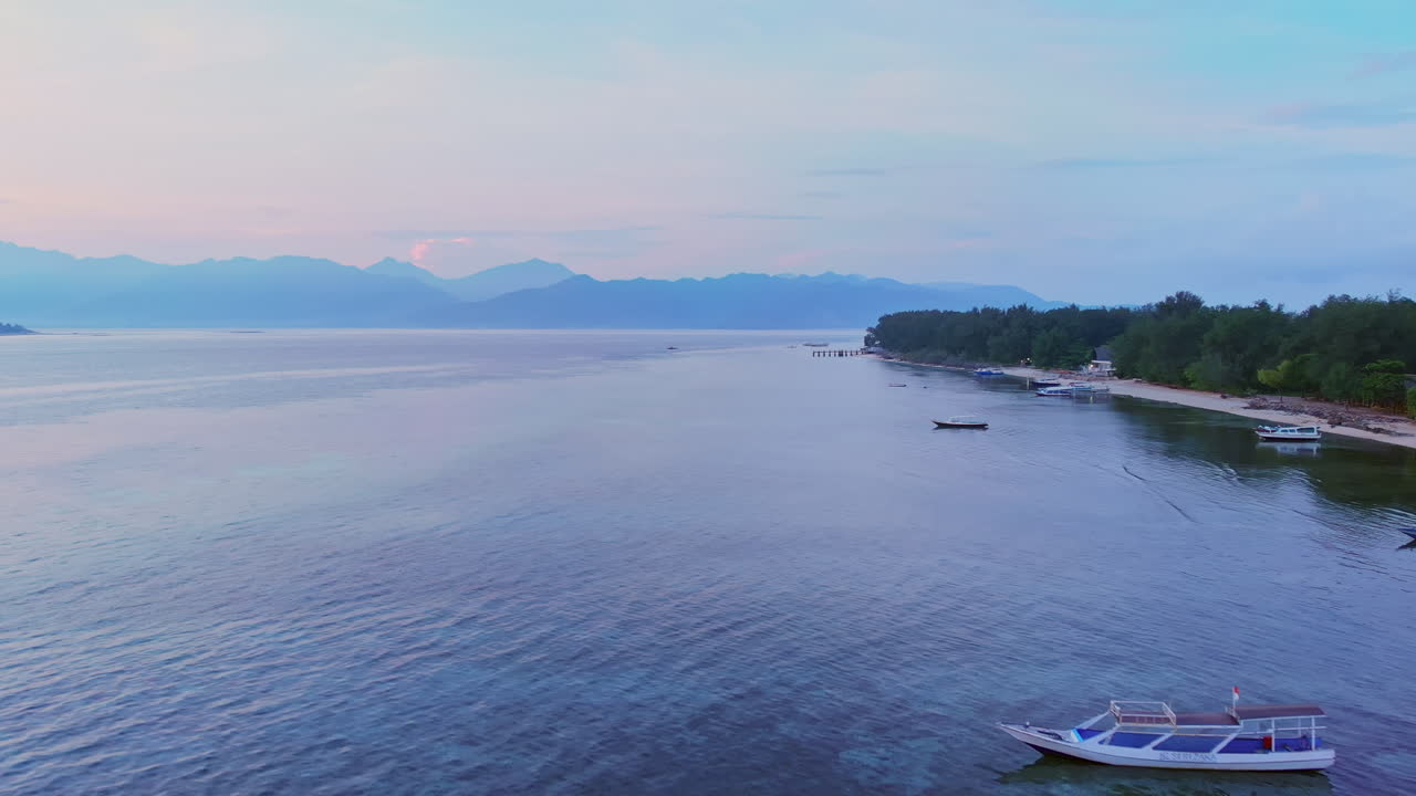 drone volando sobre un barco de pesca antes del amanecer al amanecer en bali, indonesia