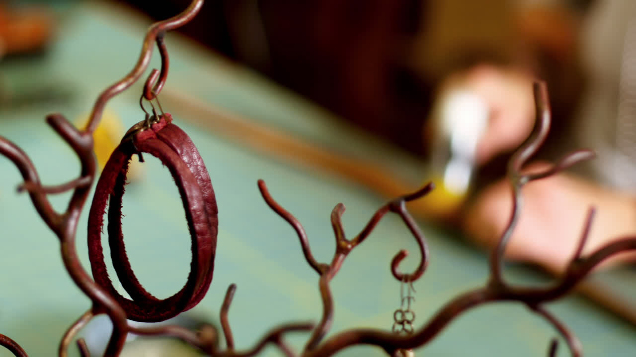 sección media de cuero de martillado artesanal