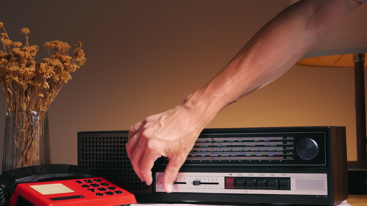 Old Retro AM FM Radio with tubes, Hand Changing stations , bulb vintage music player.