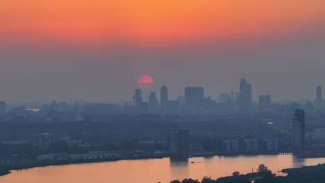 Horizonte-De-Rotterdam-Al-Atardecer:-El-Resplandor-Naranja-Del-Dron