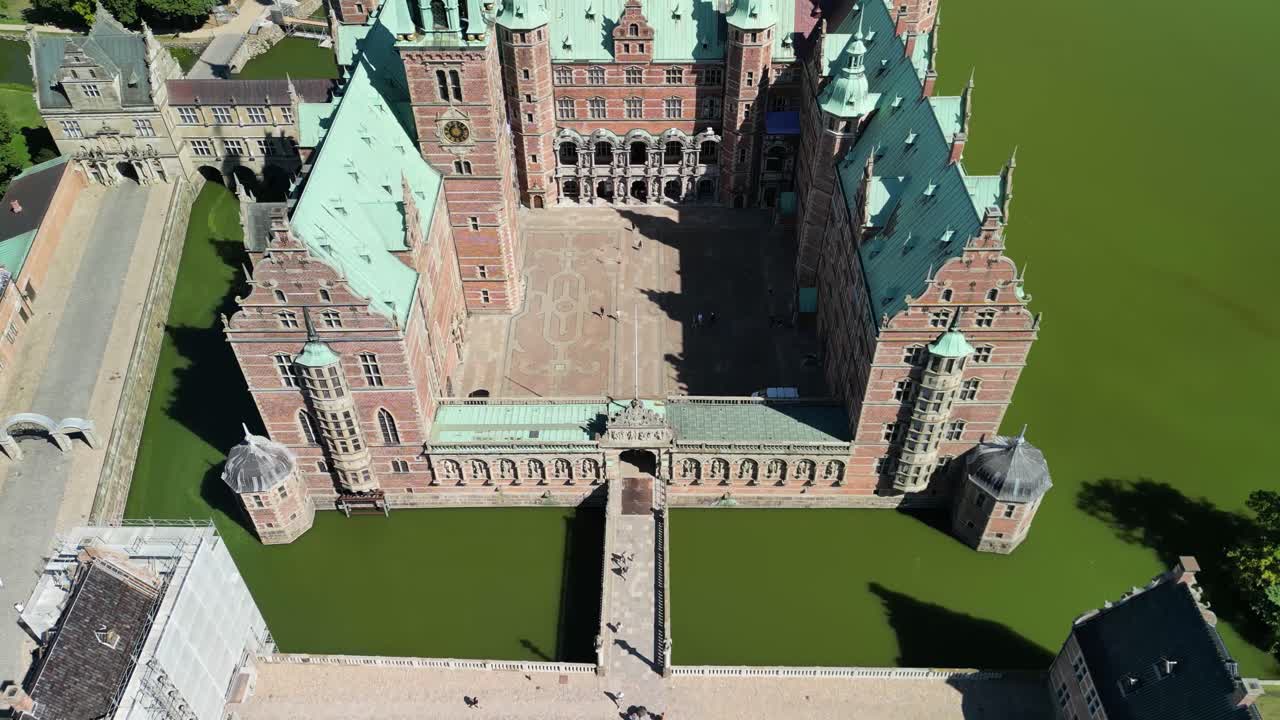 vista panorámica del dron del castillo de frederiksborg
