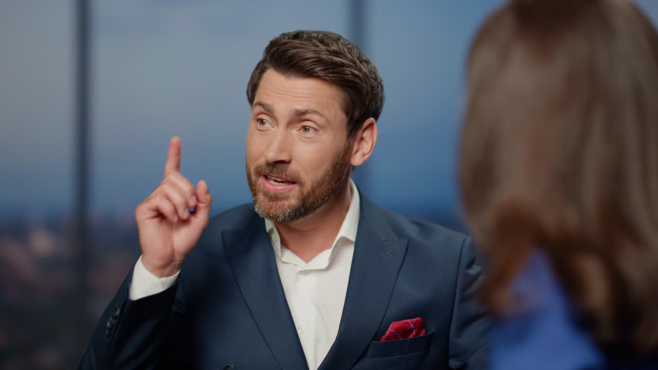 una presentadora aplaudiendo a un programa de entretenimiento de televisión en un popular canal de medios.