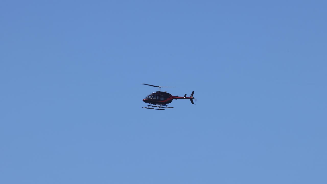 헬리터가 은 파란 하늘에서 꾸준히 날고 있다