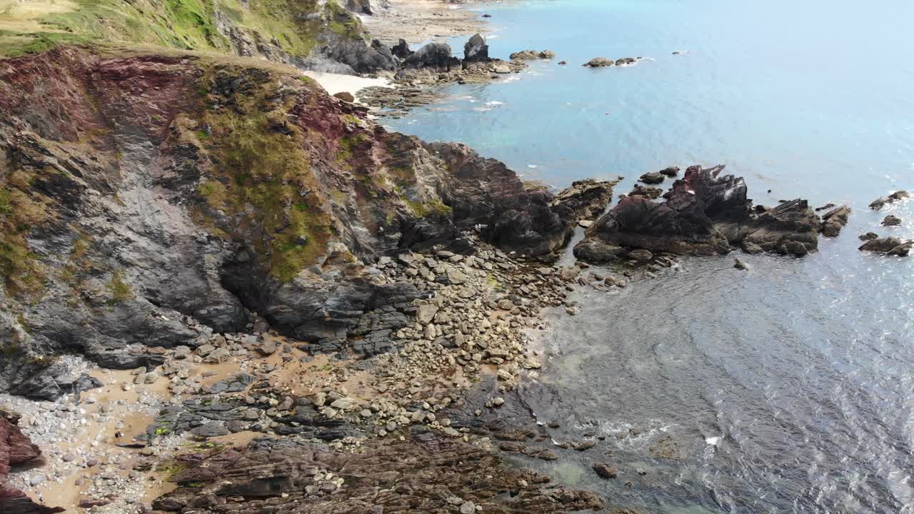 vista aérea lenta a través de la costa de thurlestone en el sur de devon