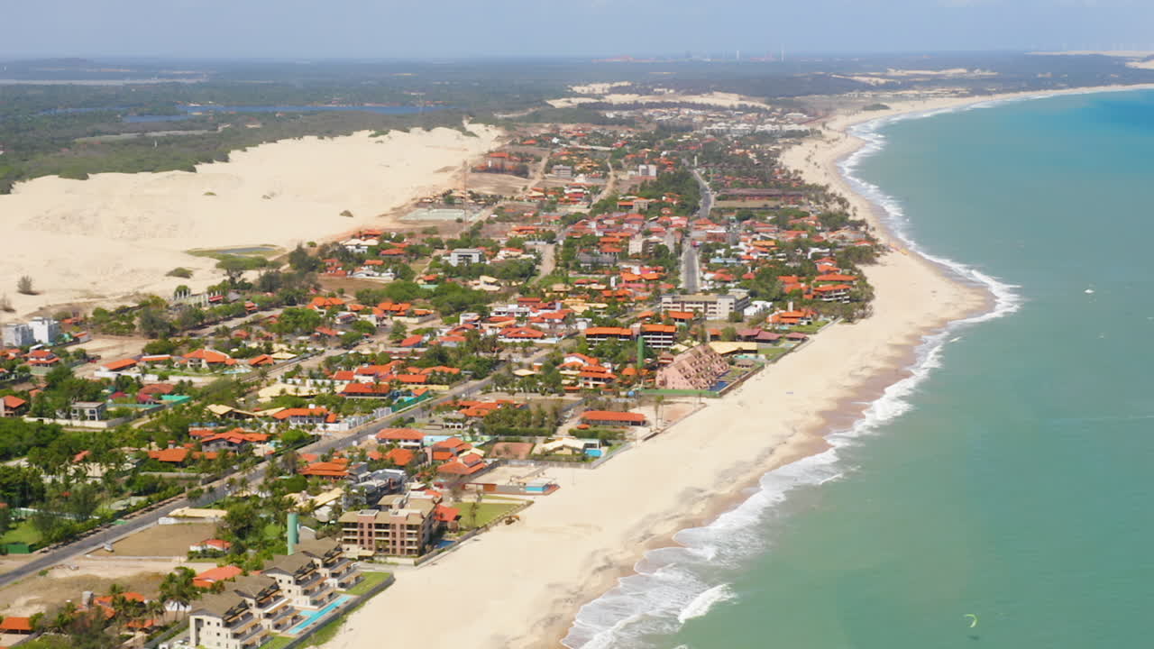vista aérea del mar, las olas y un pequeño pueblo, cumbuco, ceara, brasil