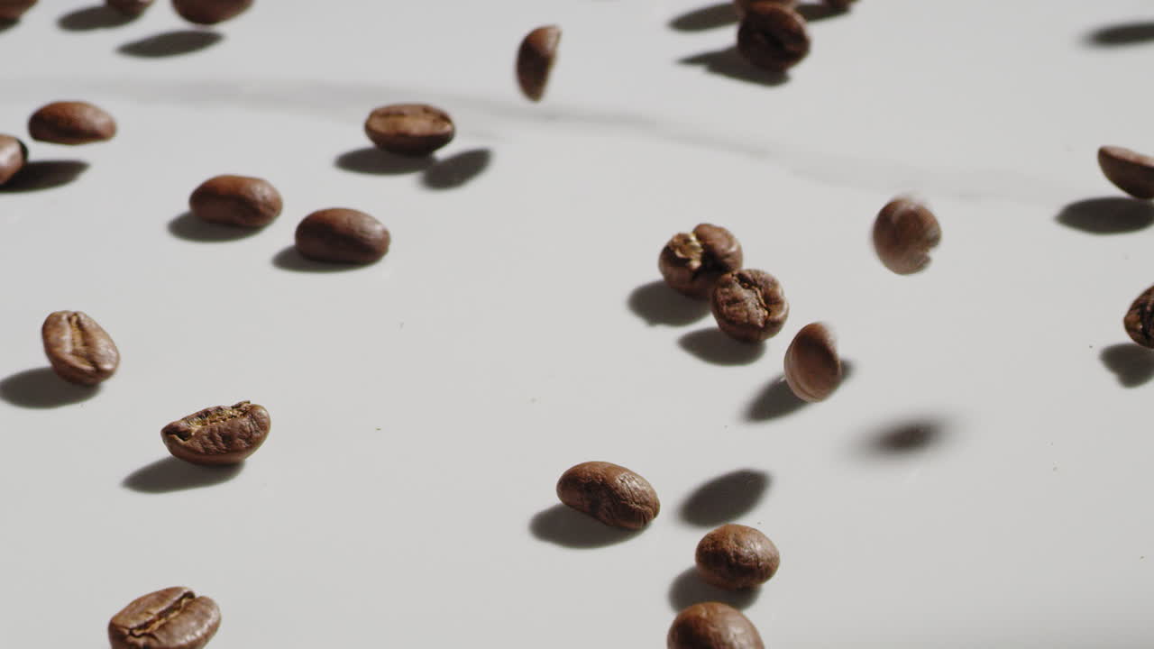 chicchi di caffè che scivolano e rimbalzano su un piano di lavoro