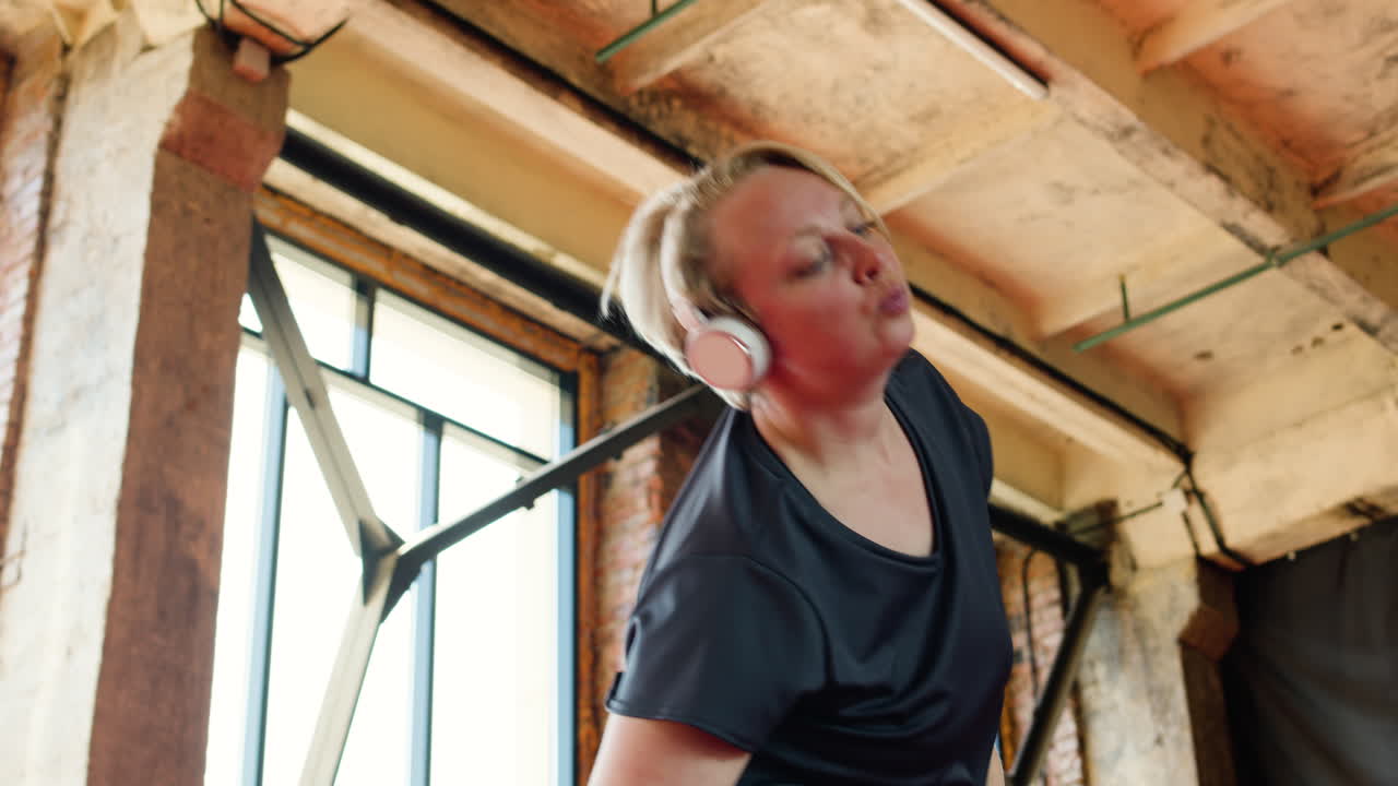 mujer bailando en el interior