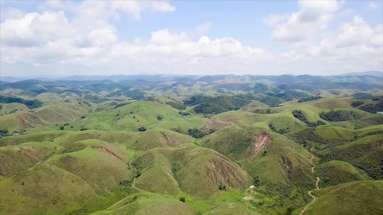 브라질 바라 도 피라이 (barra do piraí) 의 언덕 침식과 산림 벌채에 대한 광범위한 공중 촬영