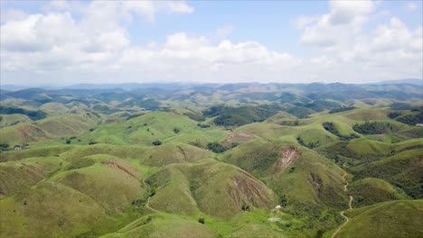 Wide-aerial-shot-over-hill-erosion-and-deforestation-in-Barra-do-Piraí,-Brazil